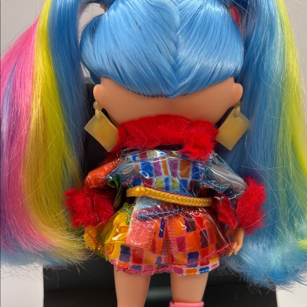 L.O.L. Surprise! Tween Rainbow Pop Doll with Pink, Blue & Yellow Hair - Picture 6 of 12